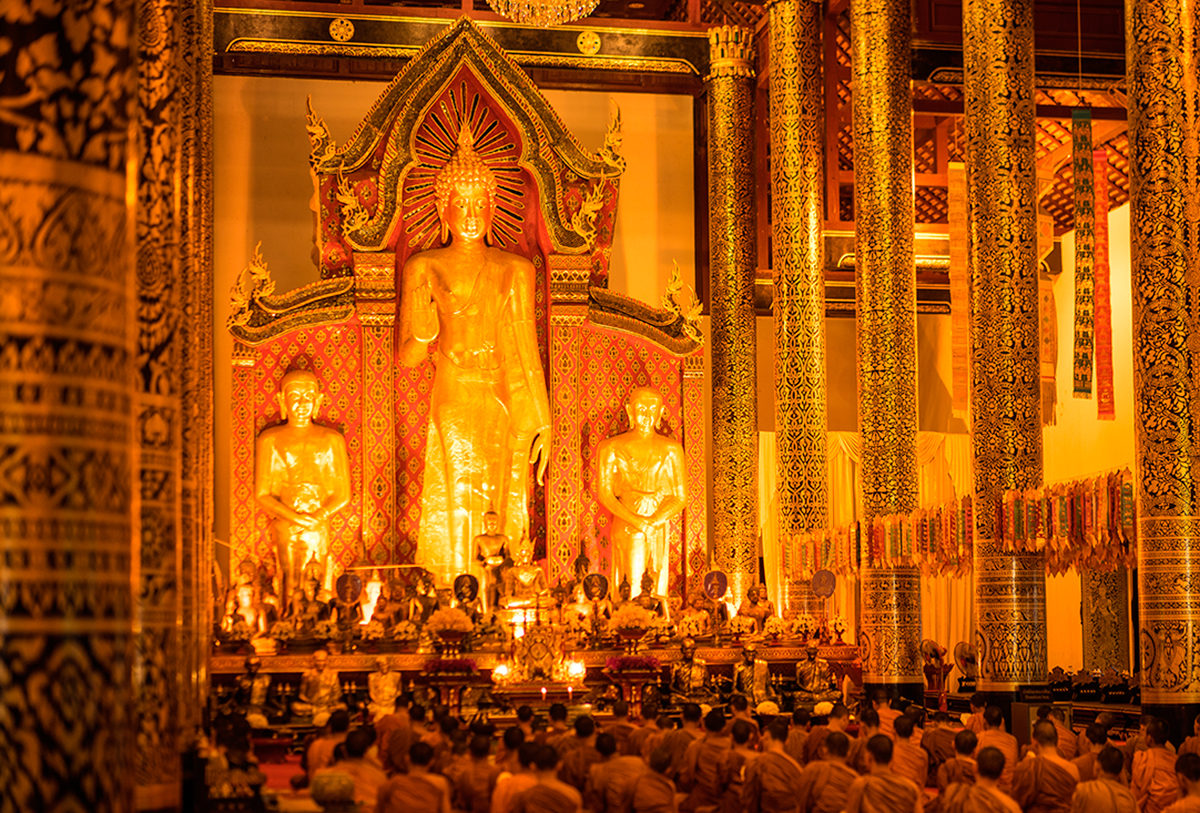 Золотая статуя Будды в храме Ват Чеди Луанг